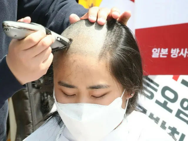 大学生34人が団体剃髪で日本の「原発処理水放出」に抗議…「女子大生」の姿も＝韓国（画像提供:wowkorea）