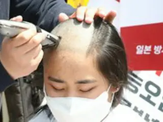 大学生34人が団体剃髪で日本の「原発処理水放出」に抗議…「女子大生」の姿も＝韓国