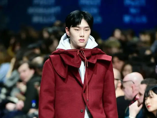 JBJ クォン・ヒョンビン、ソウル・東大門DDPで開かれた「2018 F/W HERA SEOUL FASHION WEEK」ランウェイに登場。