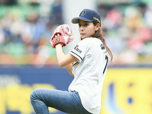 女優ソル・イナ、プロ野球の始球式。