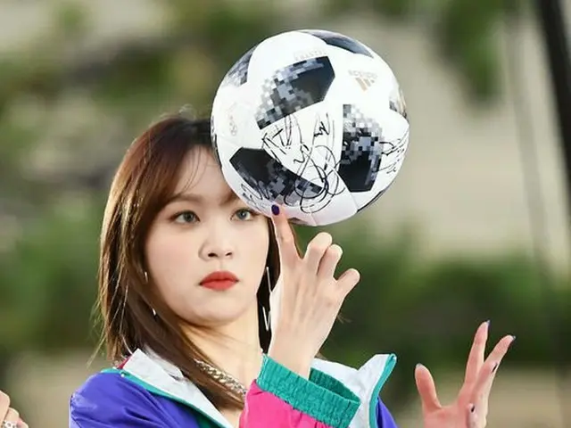 EXID ハニ、ロシアW杯公式試合球を回す。