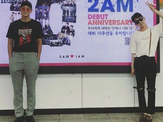 2AM チョ・グォン、ジヌンと一緒に撮ったデビュー10周年認証写真を公開。