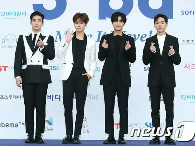 NU’EST W、「2018 SORIBADA BEST K-MUSIC AWARDS」ブルーカーペットに登場。