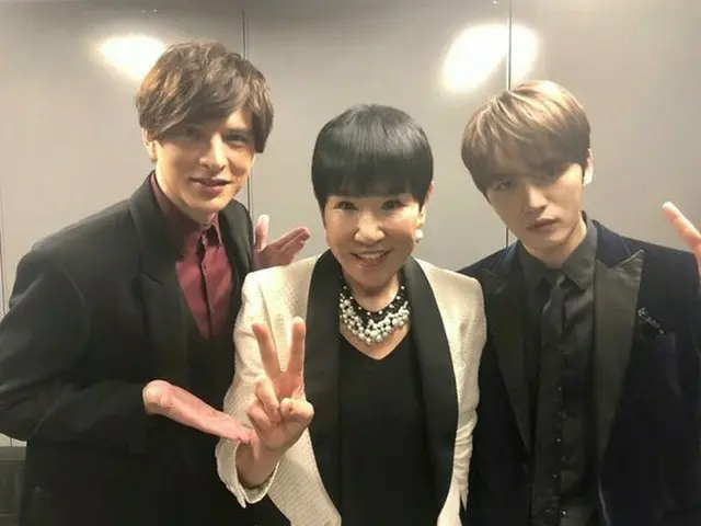 JYJ ジェジュン、和田アキ子と記念写真。