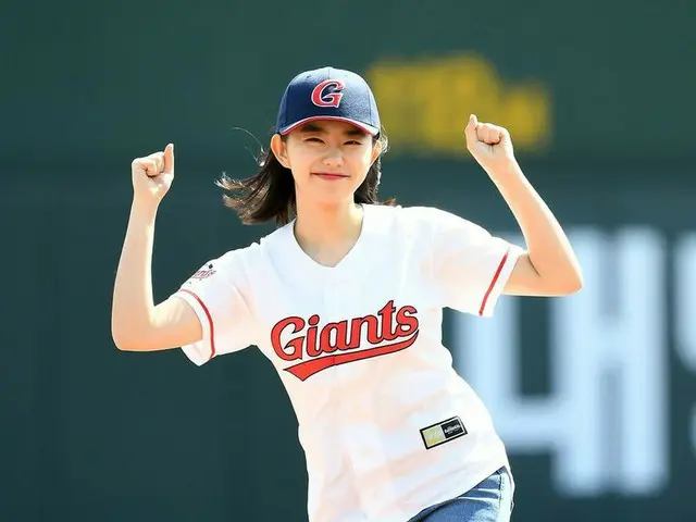 I.O.I 出身 キム・ソヘ、韓国プロ野球ロッテ・ジャイアンツ対キウム・ヒーローズの試合前の始球式に参加。