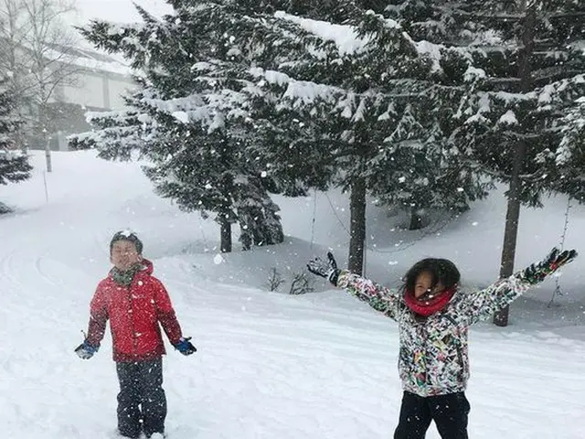 サランちゃんことチュ・サラン、バラエティ「スーパーマンが帰ってきた」でも共演したユウト君と雪遊びを満喫。