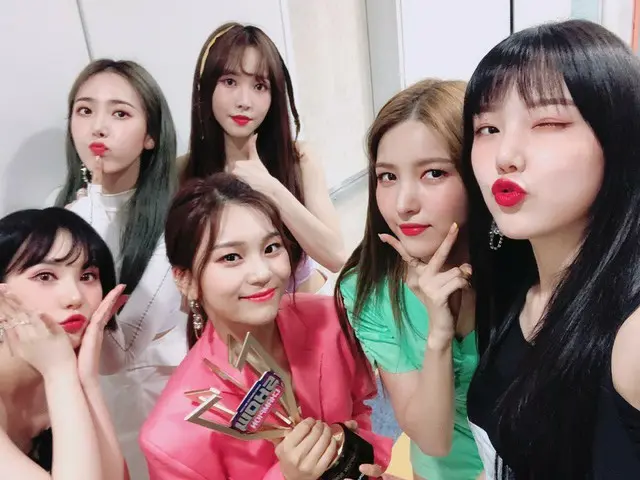 【t公式】GFRIEND、「Show Champion」のトロフィーと一緒に撮った写真を公開。