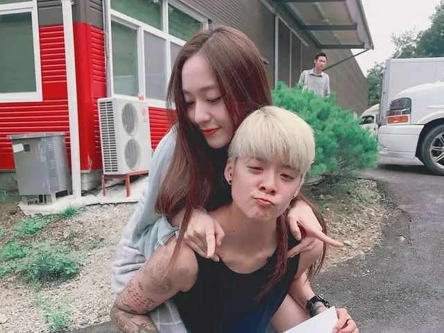 f(x) Amber、クリスタルをおんぶ。