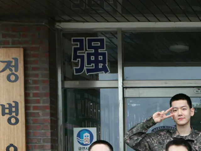 BAEK HYUN(EXO)、陸軍訓練所が公開した写真で元気な姿を見せる。