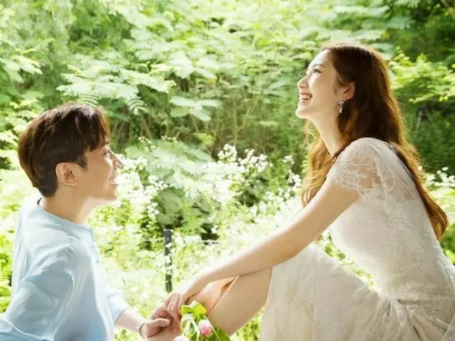 エリック(Shinhwa) ＆ ナ・ヘミ夫妻、結婚4周年の記念フォトを公開。