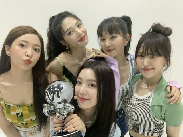 【t公式】RED VELVET、My reveluv and us💜 our #Queendom1stwinワラビーたちとてもありがたく大好きおめでとう✌🏻