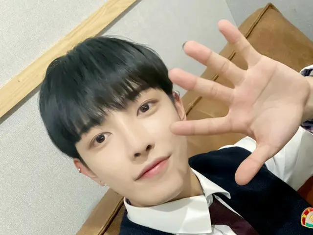 【T公式】ATEEZ、[📷]✋👐✋👐✋👐V LIVE Behind Photo ⠀ もしかしたら私たちホンジュンが19歳時に帰ったのでしょう？🤭その時