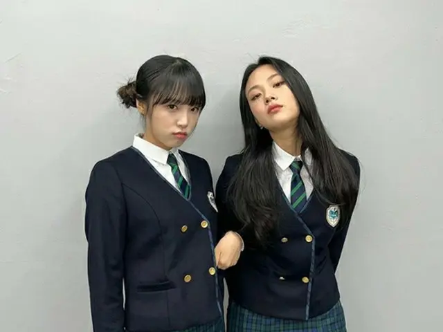 歌手BIBI、チェ・イェナ (元IZ*ONE)との制服ショットを公開。