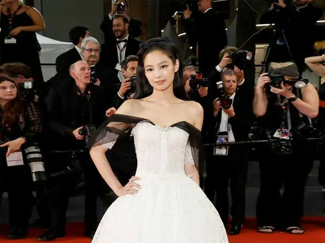 JENNIE(BLACKPINK)、カンヌ国際映画祭のレッドカーペットに登場。