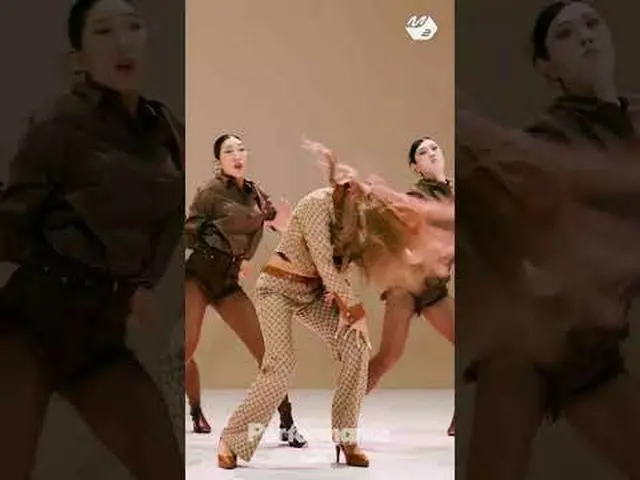 メロディーが中毒的なファサ新曲「NA」極楽パーツPerformance37 | HWASA 'NA' More from #M2? ：D Facebook： X