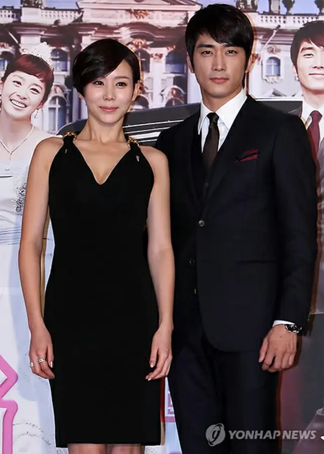 俳優ソン・スンホン（右）と女優パク・イェジン