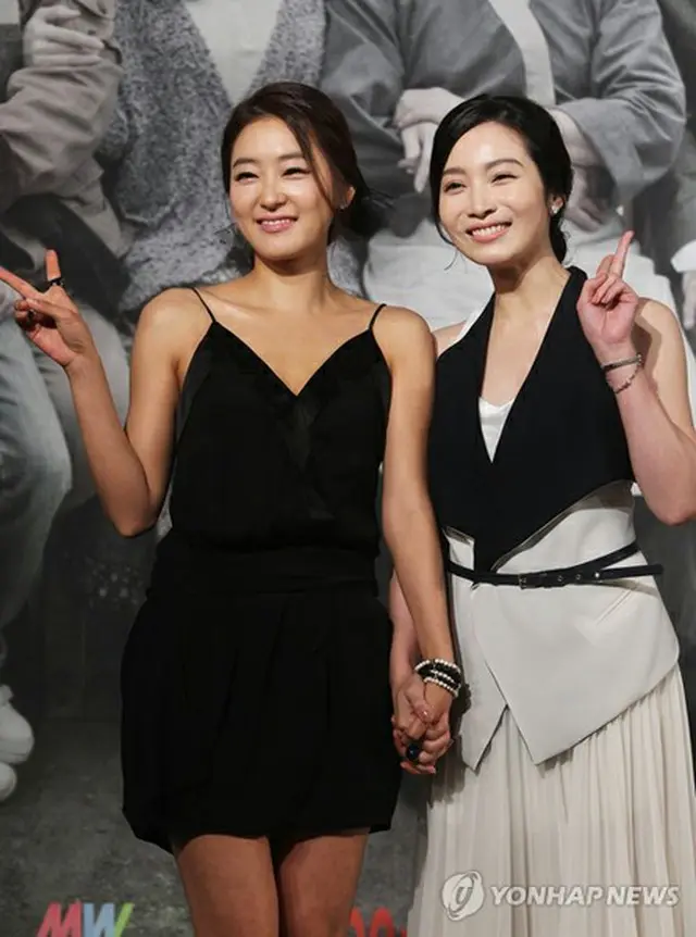 女優のパク・チニ（左）とイ・ミニョン