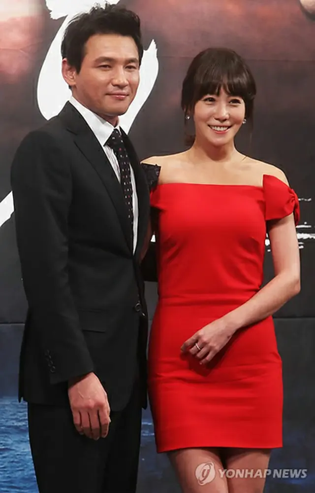 俳優のファン・ジョンミンと女優のキム・ジョンウン