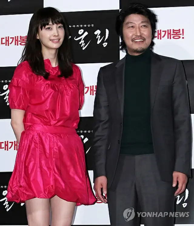 俳優ソン・ガンホ（右）と女優イ・ナヨン