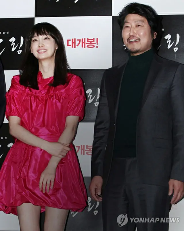 俳優ソン・ガンホ（右）と女優イ・ナヨン