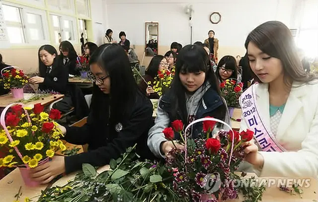 「花愛　農業愛　青少年生け花教室」に参加した2012年ミスコリアたち