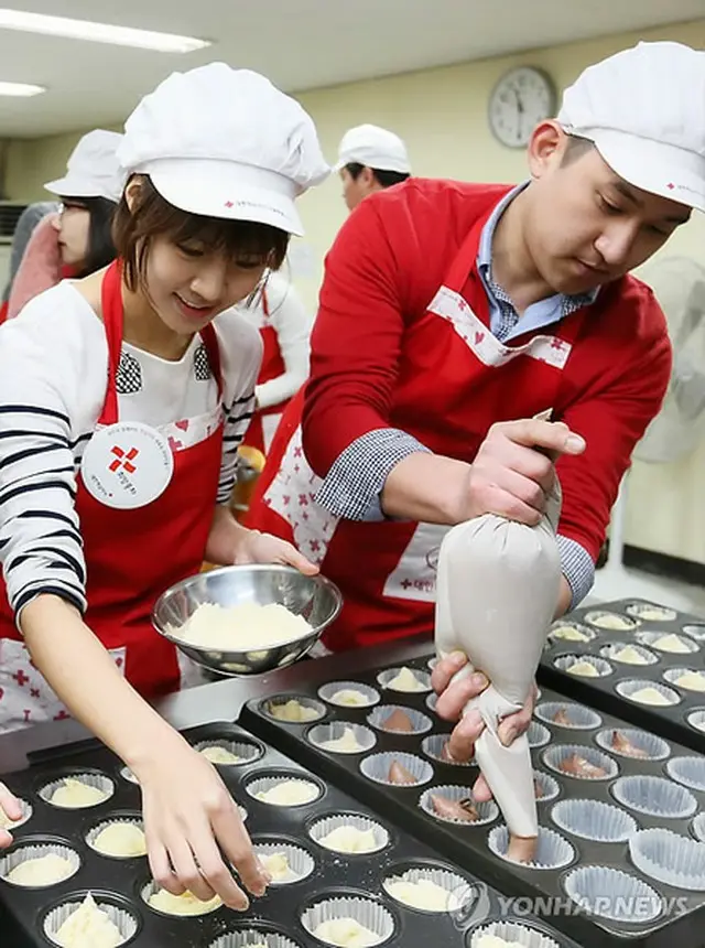 タレントのチェ・ユンヨン（左）