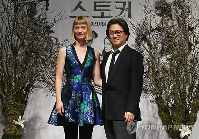 パク・チャヌク監督（右）と女優ミア・ワシコウスカ