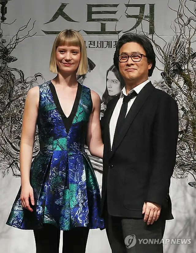 パク・チャヌク監督（右）と女優ミア・ワシコウスカ