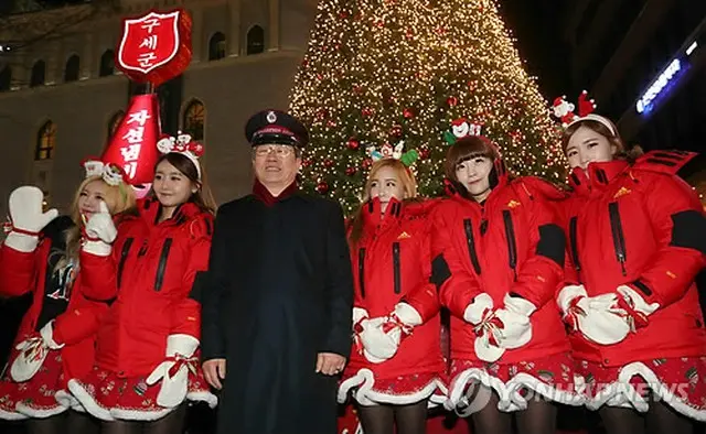 ガールズグループ「CRAYON POP」とパク・ジョンドク韓国救世軍司令官