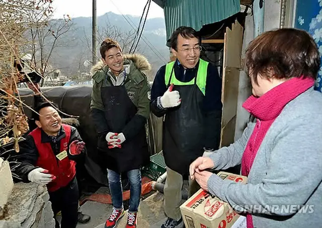 俳優イ・サンユン（左から2番目）