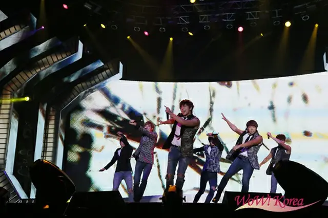 「U-KISS」