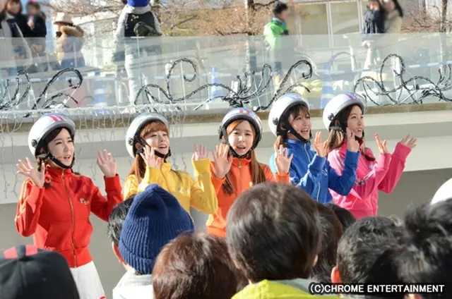 「CRAYON POP」左からチョア、ソユル、ウェイ、グンミ、エリン