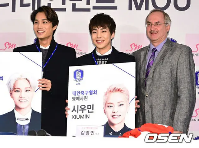 グループ「EXO」KAI、XIUMIN、韓国サッカー代表シュティーリケ監督