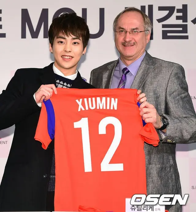 グループ「EXO」XIUMIN、韓国サッカー代表シュティーリケ監督