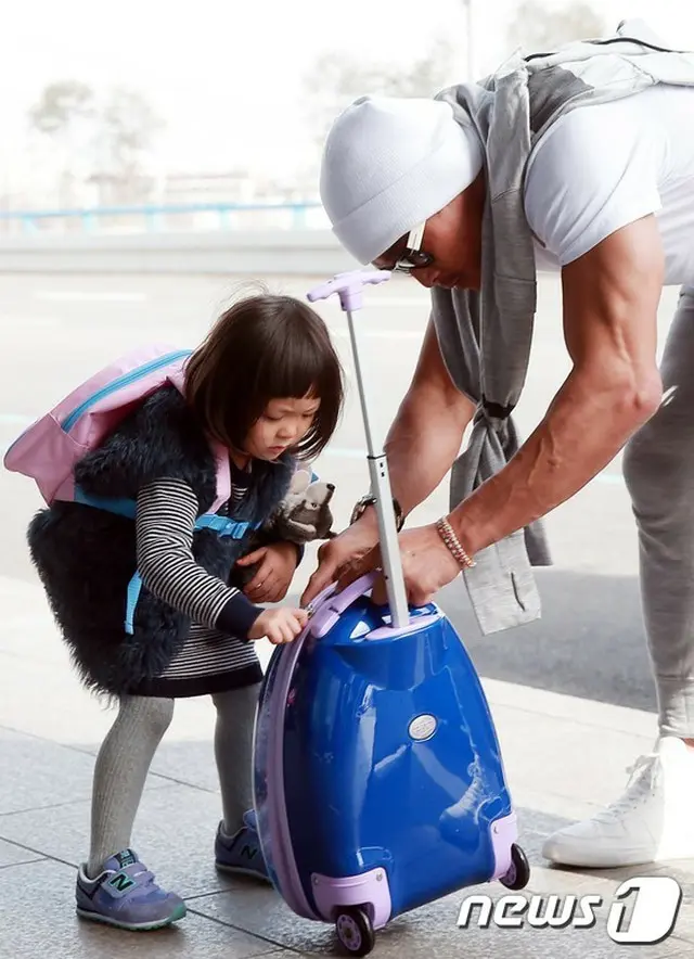 金浦空港から日本に出国した秋山成勲－サランちゃん父娘