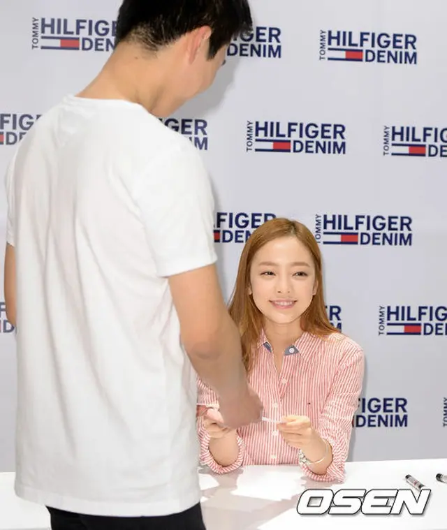 「TOMMY HILFIGER DENIM」ロッテ百貨店蚕室店でサイン会を開いたハラ（KARA）