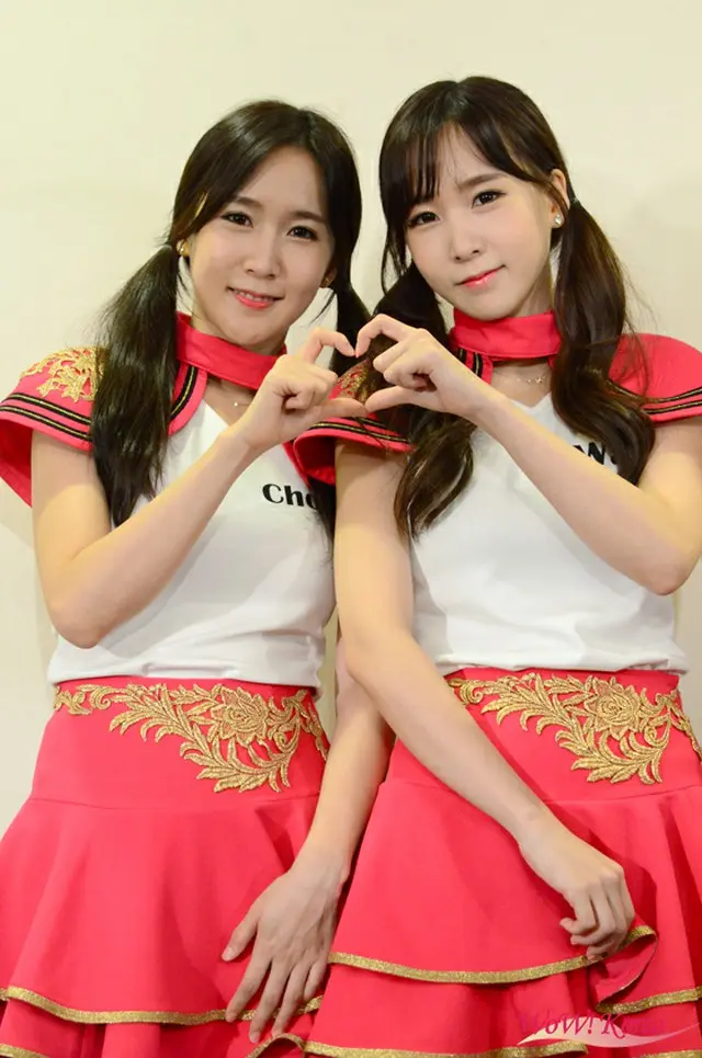 「CRAYON POP」左からチョア、ウェイ