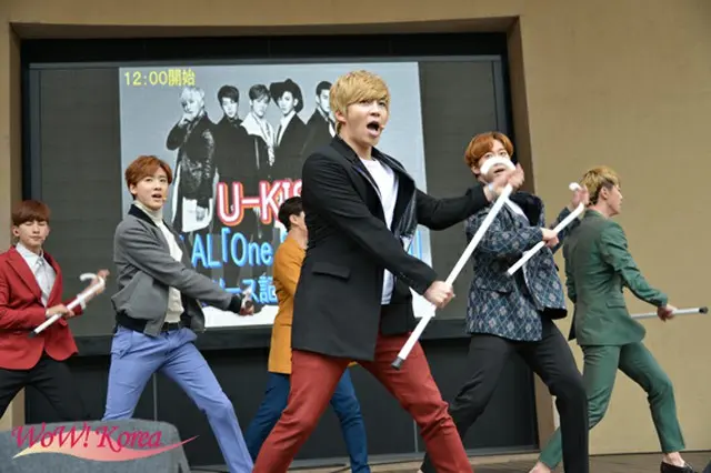 「U-KISS」