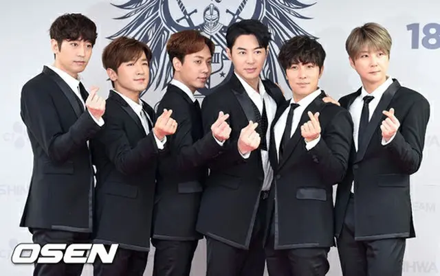 「SHINHWA」左からエリック、ミヌ、アンディー、チョンジン、ドンワン、ヘソン