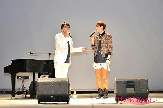 左から歌手K、KEVIN（from U-KISS）