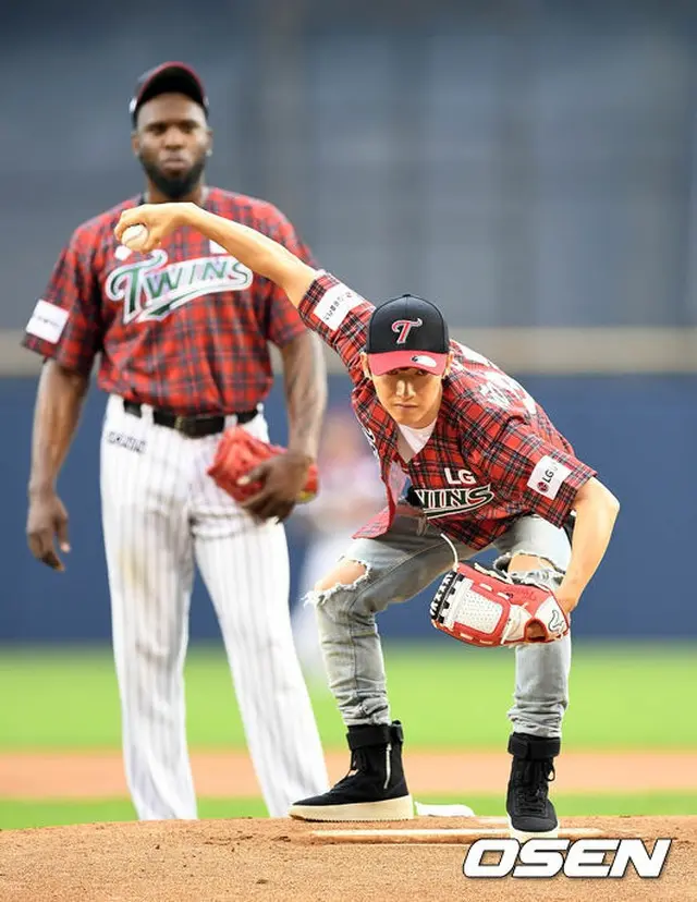 プロ野球LGと斗山戦で始球式をおこなったチャン・ウヒョク