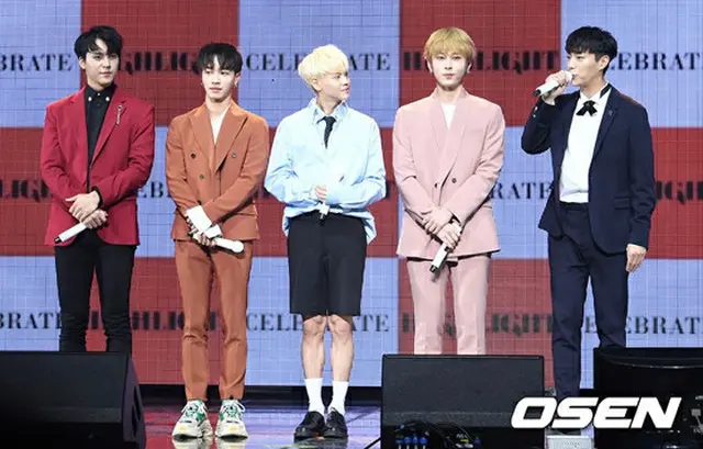 「Highlight」左からソン・ドンウン、イ・ギグァン、ヤン・ヨソプ、ヨン・ジュンヒョン、ユン・ドゥジュン