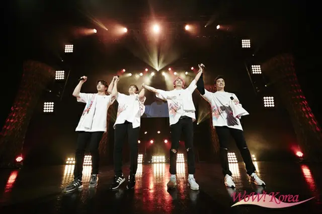 「U-KISS」