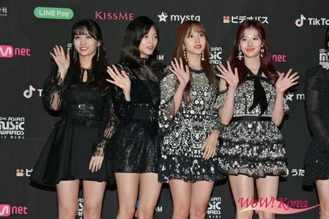 「TWICE」左からモモ、ジョンヨン、ミナ、サナ