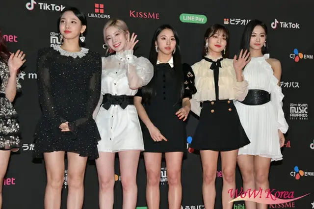 「TWICE」左からナヨン、ダヒョン、チェヨン、ジヒョ、ツウィ