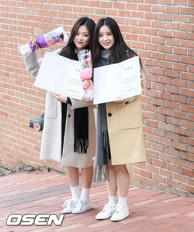 漢城女子高等学校卒業式に出席した「今月の少女（LOONA）」ヒョンジンとヒジン