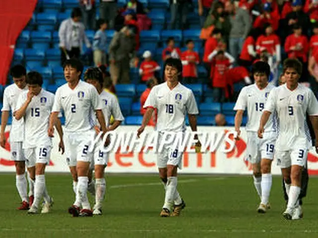 試合終了後あいさつを交わしピッチを後にする代表チーム＝２日、オスロ（聯合）