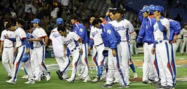 試合を終え、観客にあいさつする韓国代表＝4日、東京（聯合ニュース）