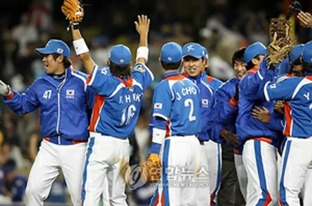 勝利に沸く選手ら＝22日、ロサンゼルス（聯合ニュース）