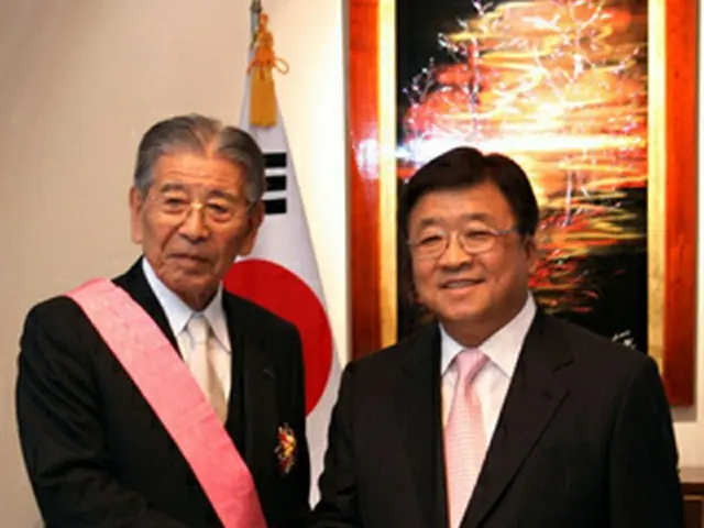 権大使（右）と成田顧問（韓国大使館）＝24日、東京（聯合ニュース）
